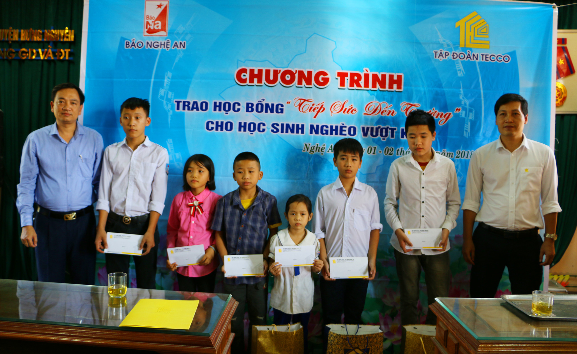 Trao học bổng hỗ trợ cho 6 học sinh nghèo có hoàn cảnh khó khăn huyện Hưng Nguyên. Ảnh: Nguyễn Hải