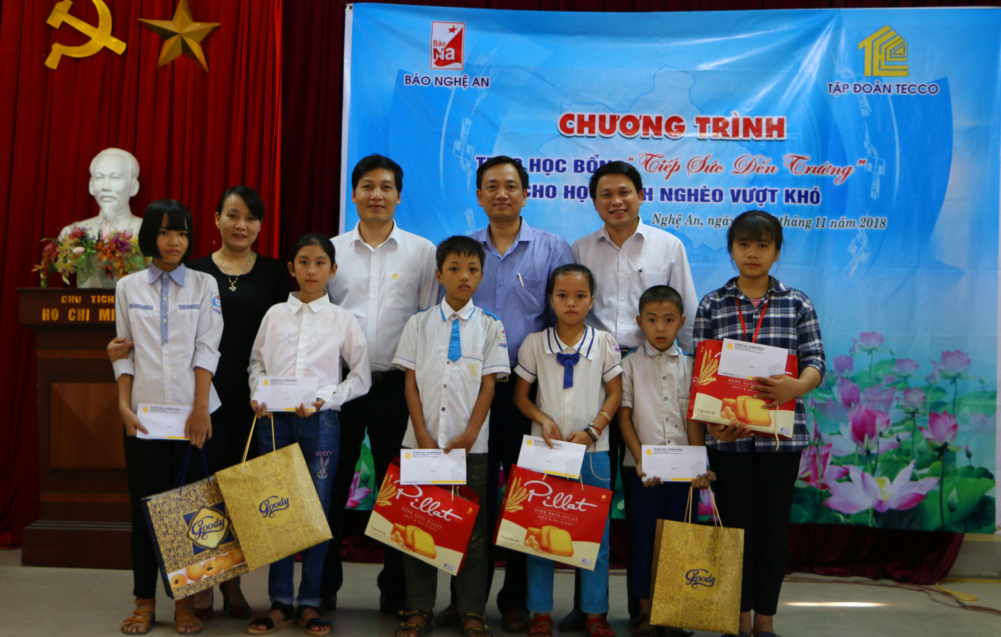 Đại diện Báo Nghệ An và Tập đoàn Tecco trao học bổng cho các học sinh nghèo Nghi Lộc. Ảnh: Nguyễn Hải