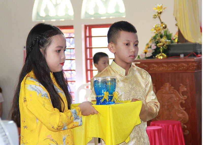 Giới trẻ giáo họ Yên Duệ dâng chén Thánh tại lễ khánh thành.