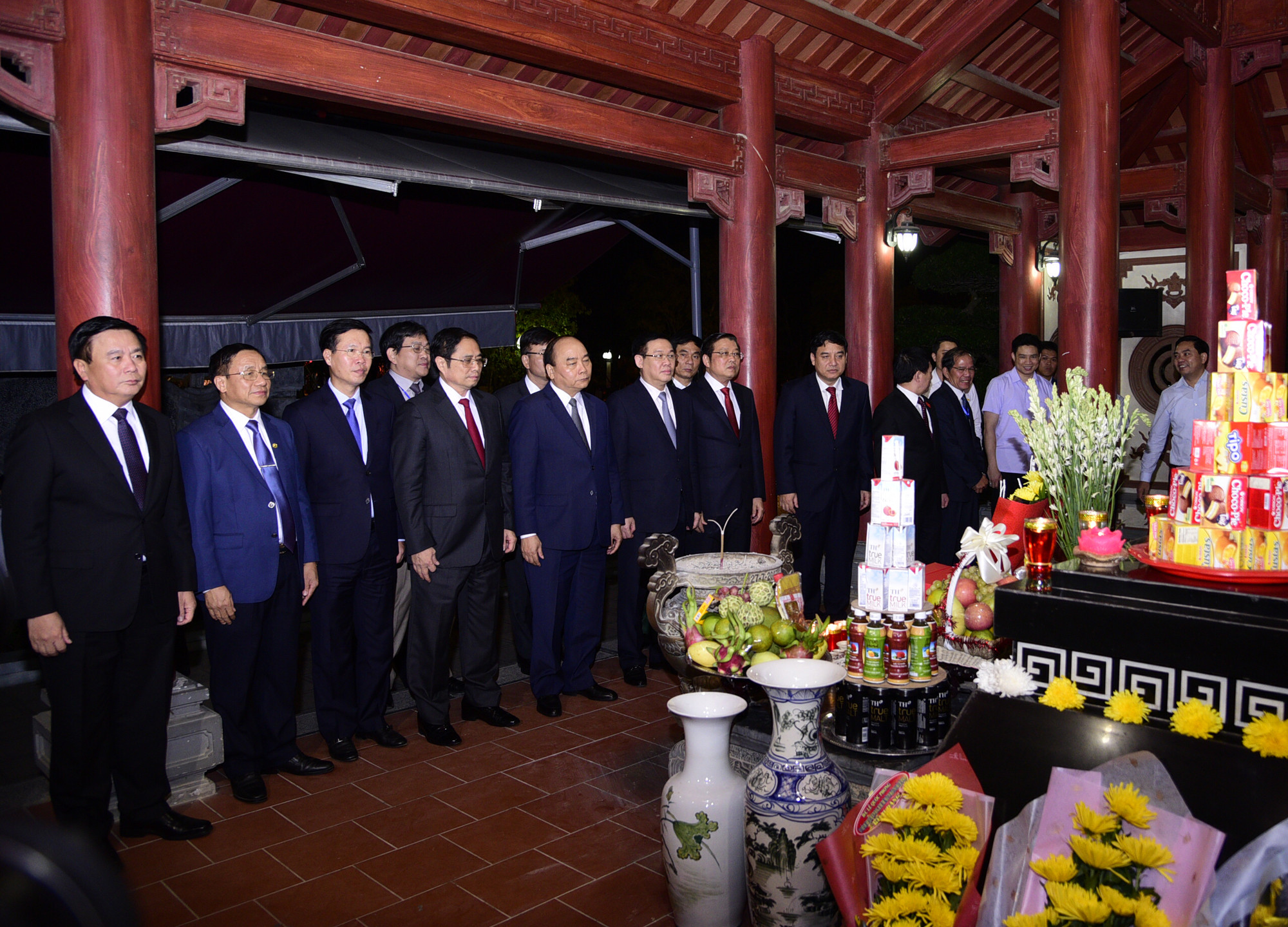 Trước giờ diễn ra Lễ kỷ niệm, Thủ tướng Nguyễn Xuân Phúc và các đồng chí lãnh đạo Đảng và Nhà nước đã đến dâng hương tại Nhà tưởng niệm các anh hùng liệt sĩ Truông Bồn. Ảnh: Thành Cường