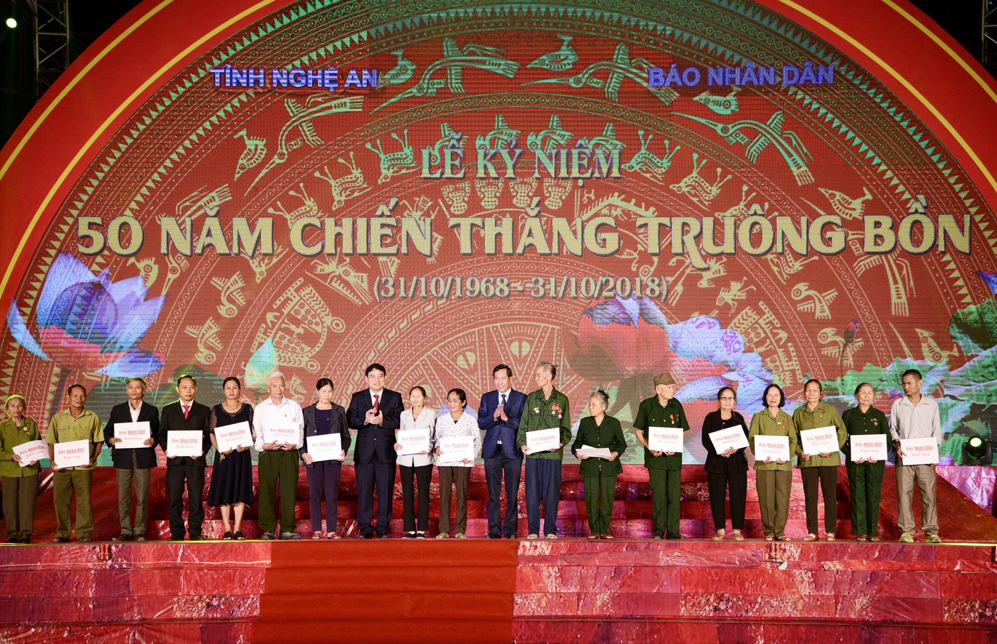 Lãnh đạo Báo Nhân dân và tỉnh Nghệ An tặng 25 sổ tiết kiệm cho thân nhân liệt sĩ Truông Bồn và các cựu TNXP. Ảnh: Thành Cường