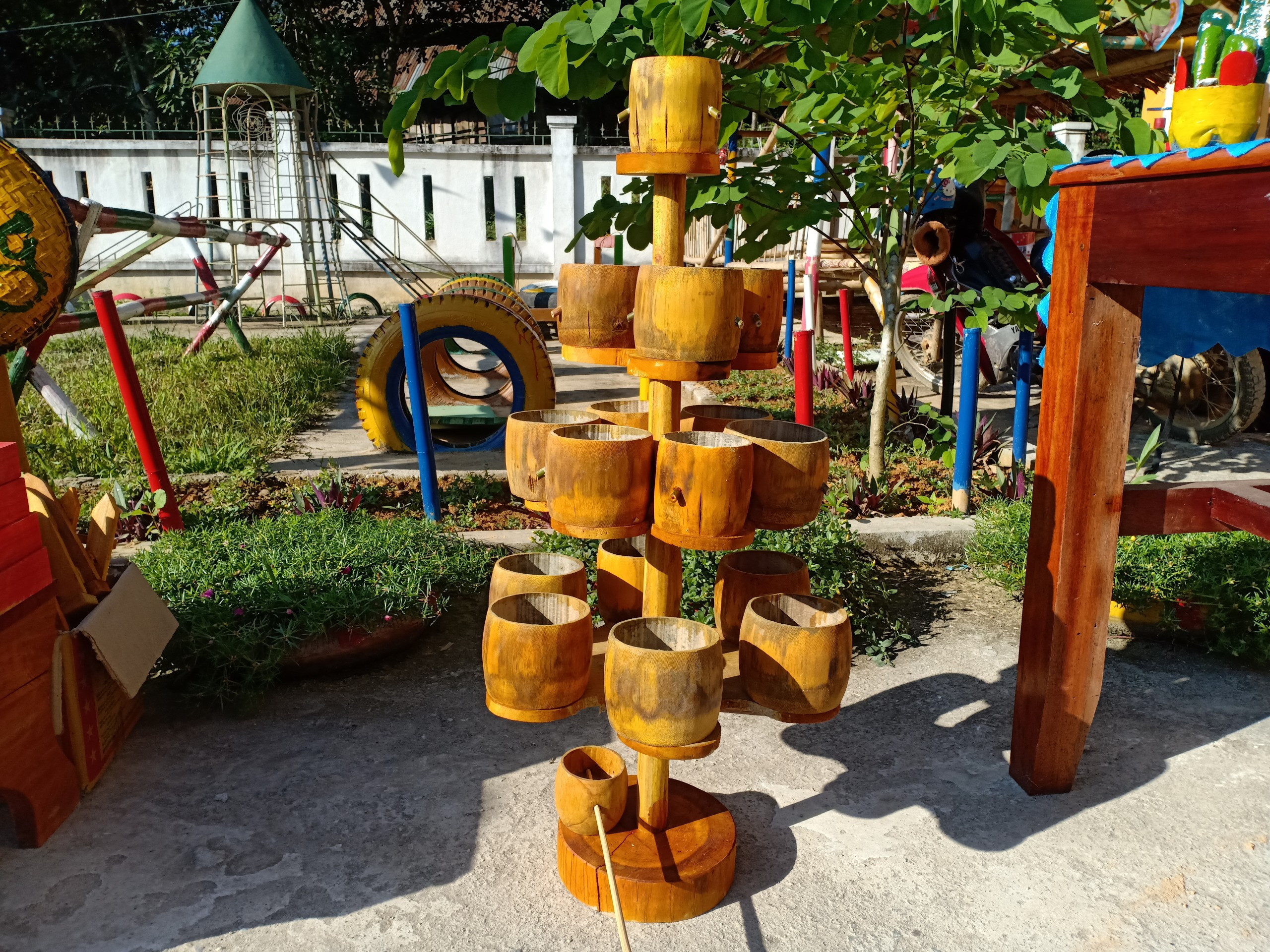 3.Gần như các loại đồ chơi đều được giáo viên, phụ huynh làm từ các nguyên liệu sẵn có tại địa phương như mét, gỗ, nứa…Ảnh: Đình Tuân
