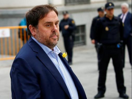 Ông Oriol Junqueras đến Tòa án Tối cao của Tây Ban Nha sau khi được triệu tập ngày 2/11. Ảnh: Reuters