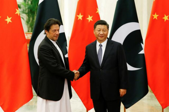 Thủ tướng Pakistan Imran Khan và Chủ tịch Trung Quốc Tập Cận Bình. Ảnh: Reuters