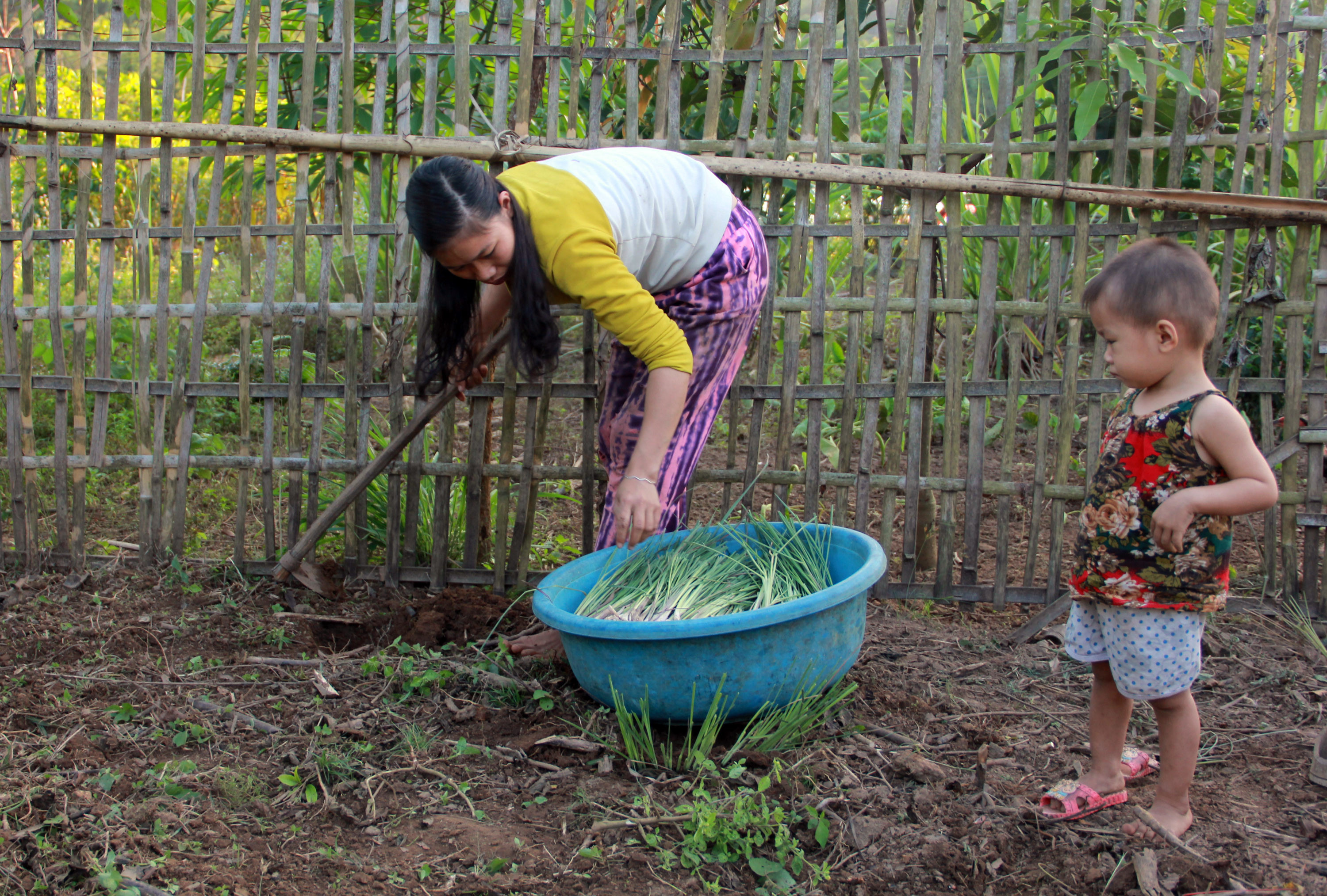 Chị vi Thị tuất, vơ Lang Văn Mão là phụ nữ hiếm hoi sống trên hoang đảo. Chị mang theo cả con gái 2 tuổi để phụ giúp chồng khai phá đảo hoang Ảnh : Hữu Vi