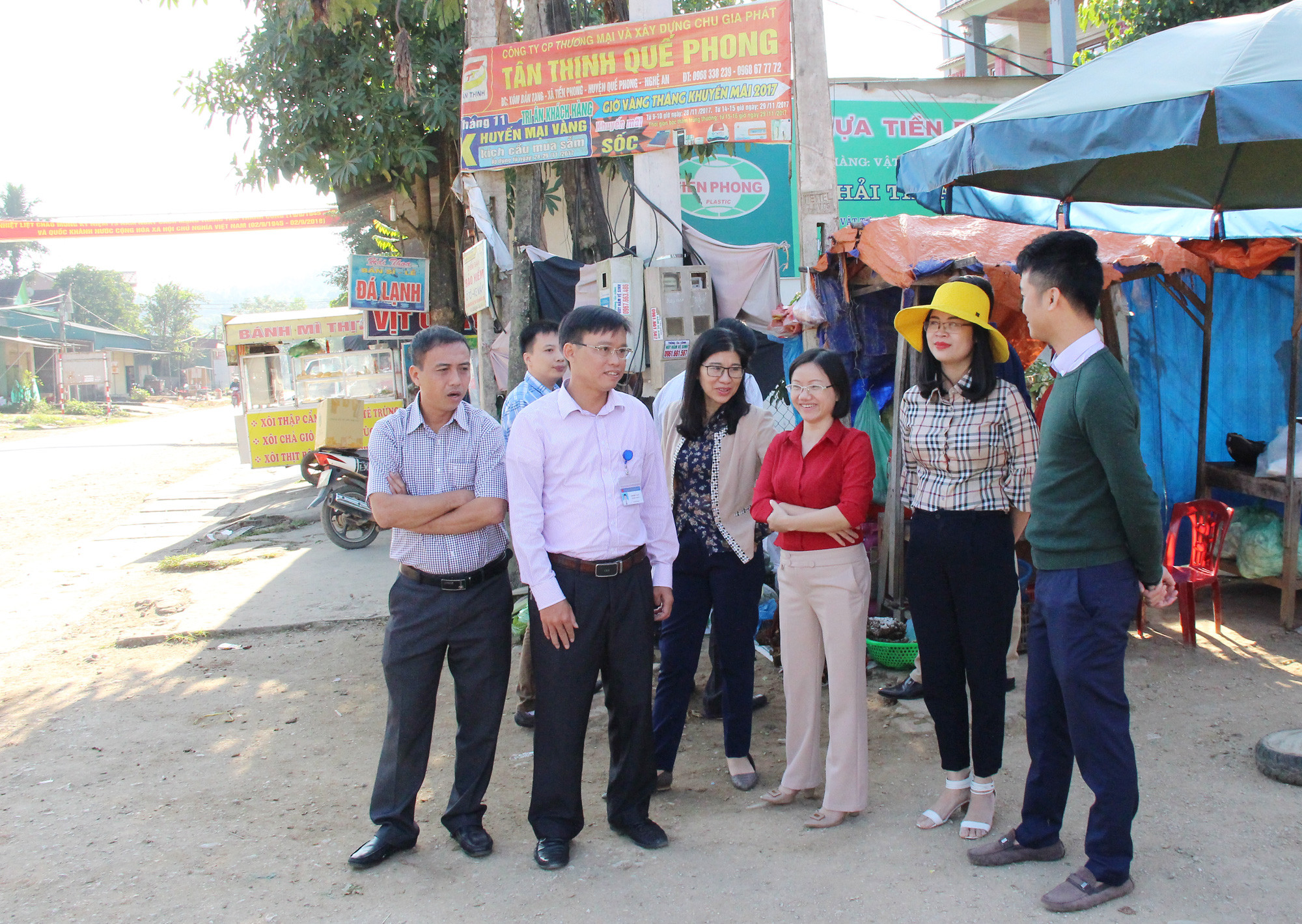 Đoàn khảo sát tại khu vực ngã 3 Phú Phương, nơi thường có hoạt động chợ và dừng, đỗ các phương tiện giao thôn, gây ách tắc và nguy cơ mất an toàn giao thông. Ảnh: Minh Chi