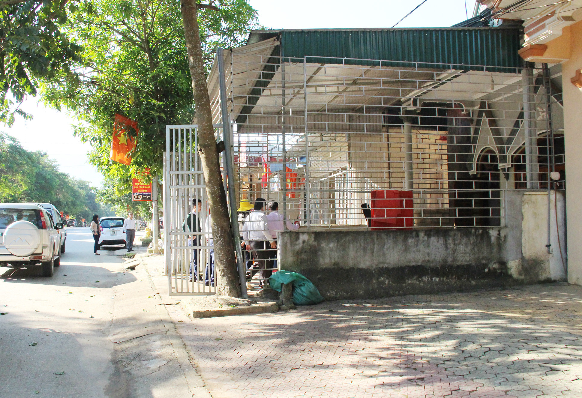 Ở thị trấn Kim Sơn, vẫn còn trường hợp công trình vi phạm hành lang an toàn giao thông chưa giải tỏa. Ảnh: Minh Chi