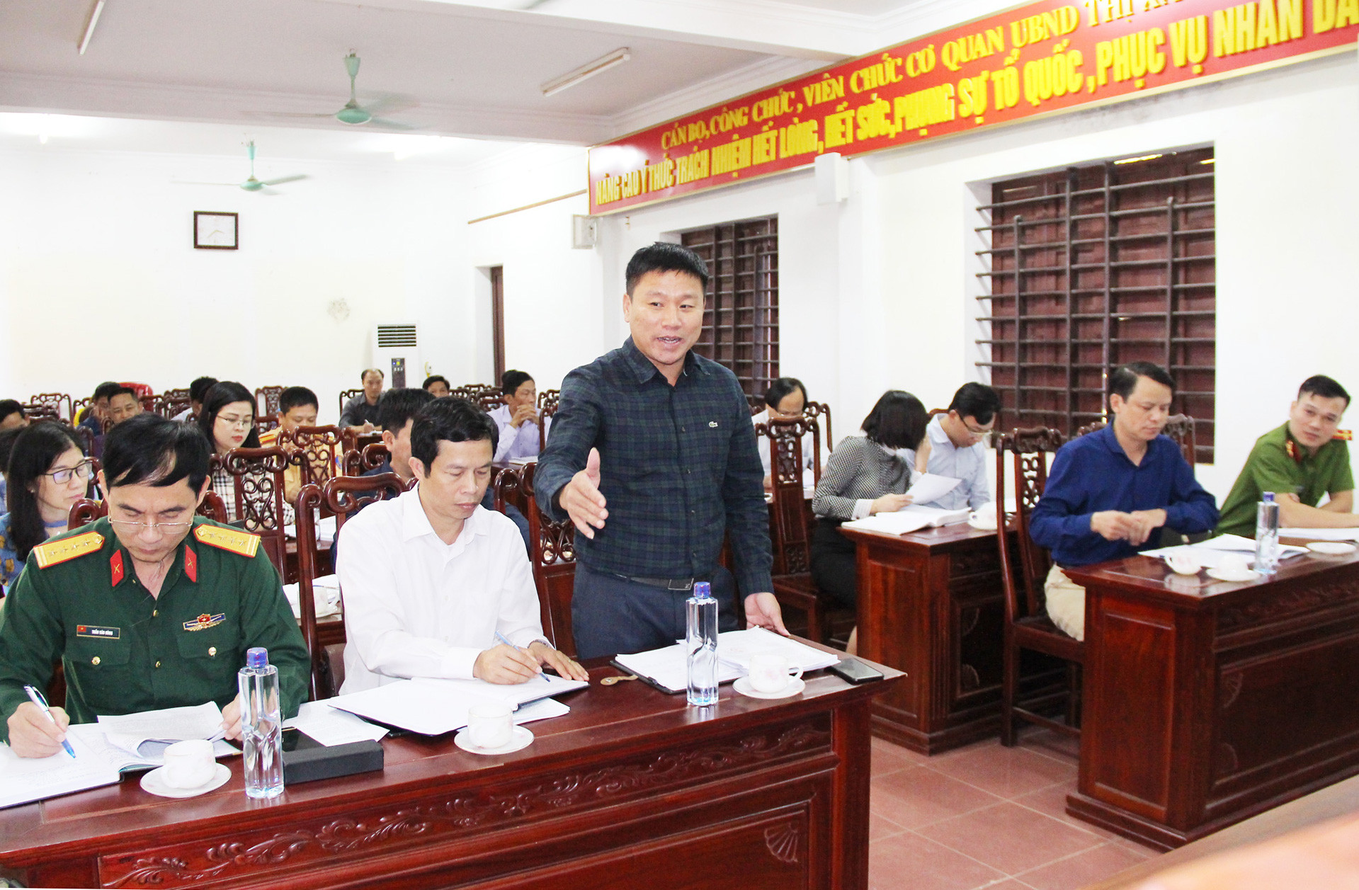 Chủ tịch UBND thị xã Hoàng Phú Điền cho rằng vẫn còn nhiều khó khăn trong công tác giải tỏa vi phạm HLATGT. Ảnh: Minh Chi
