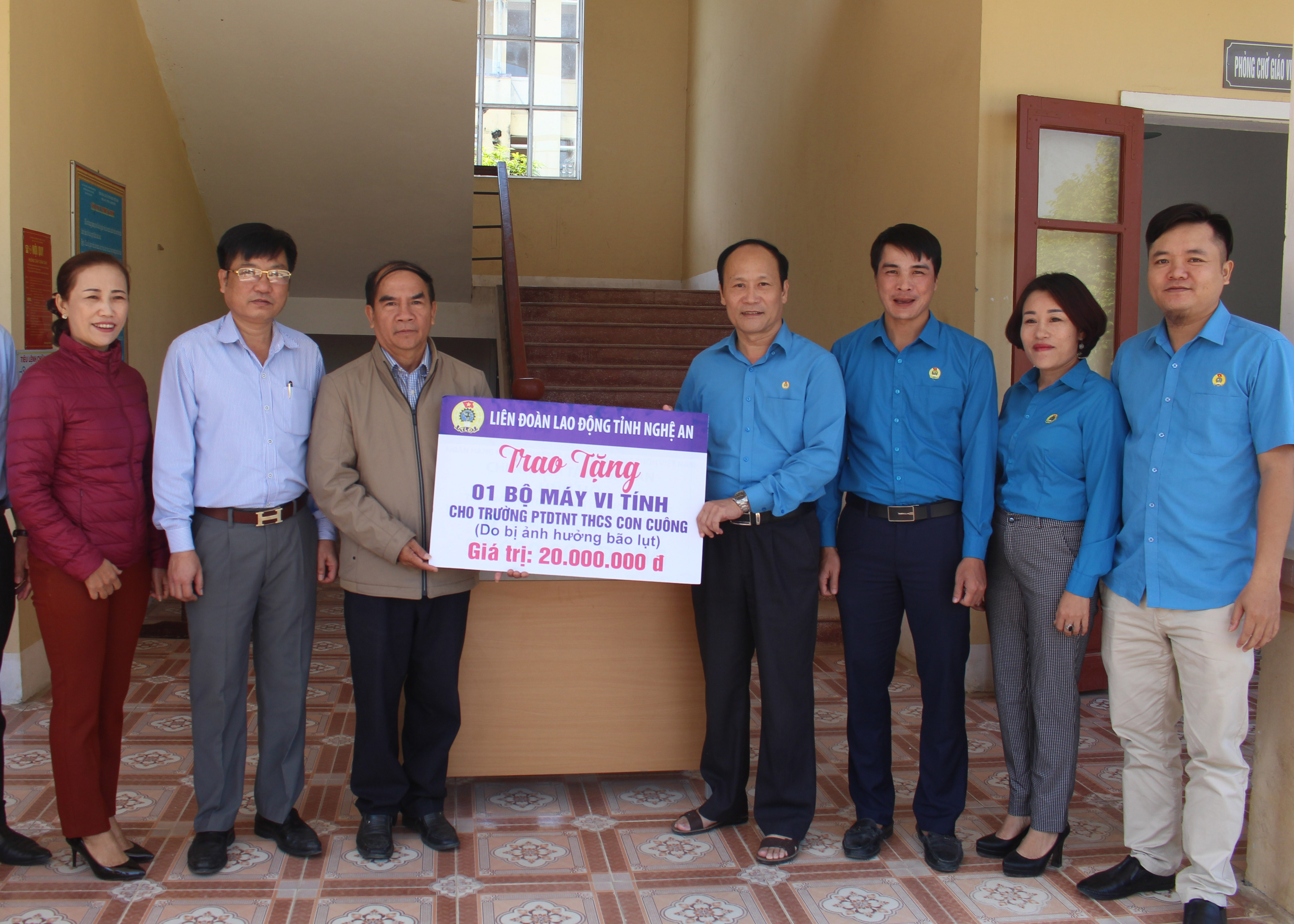 Ông Nguyễn Tử Phương- Chủ tịch Liên đoàn Lao động tỉnh trao quà cho nhà trường