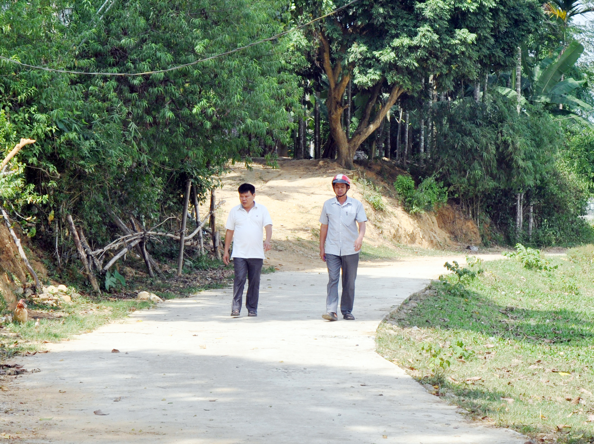 Tuyến đường giao thông nông thôn của xóm 3, xã Nam Sơn (Đô Lương) vừa được ông Đặng Xuân Nam và Chi bộ, Ban quản lý xóm huy động nhân dân đóng góp