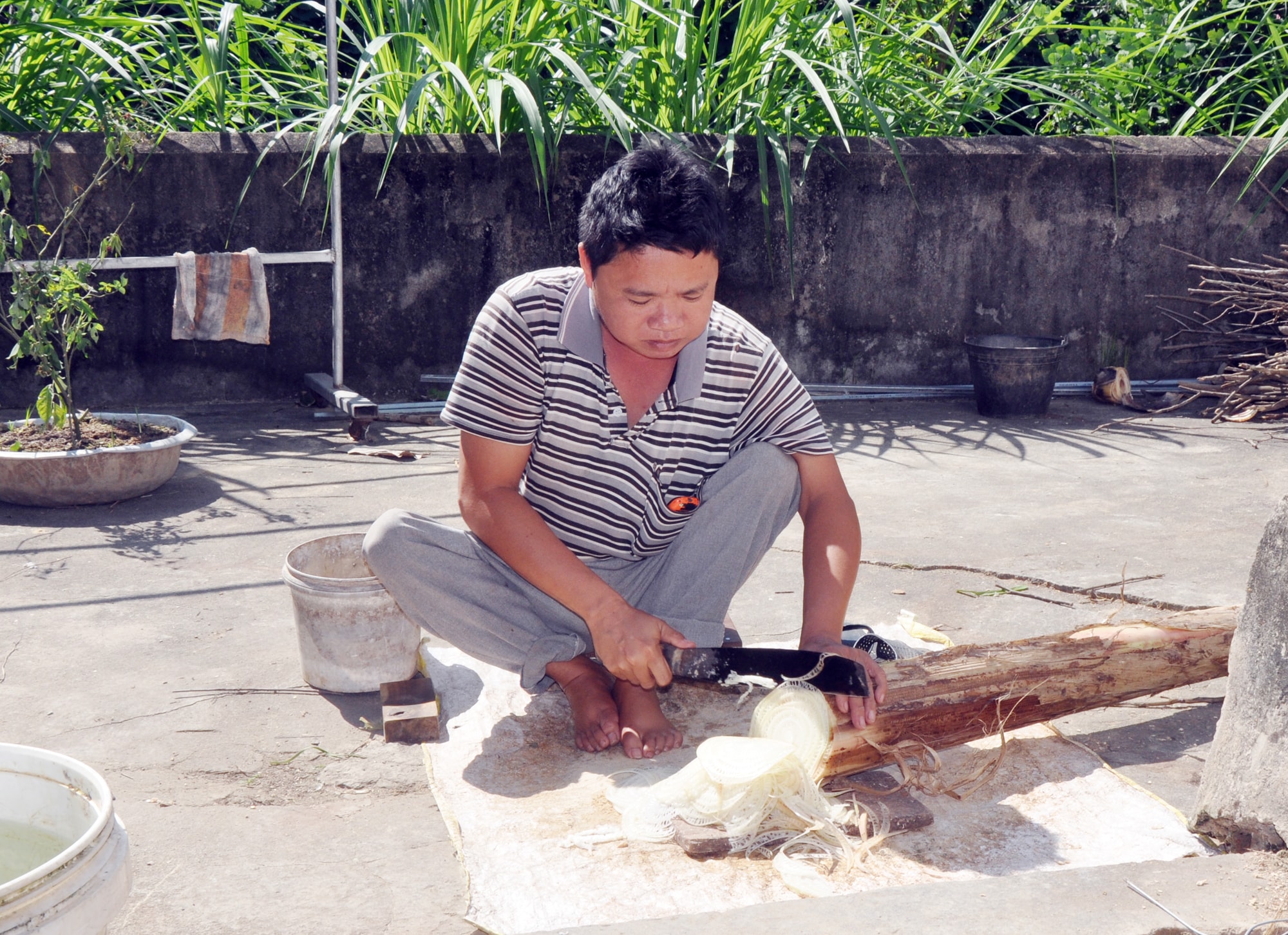 Bên cạnh đó, anh Nhã còn băm cây chuối, tìm các loại thức ăn để chăn nuôi gà, vịt, ngan