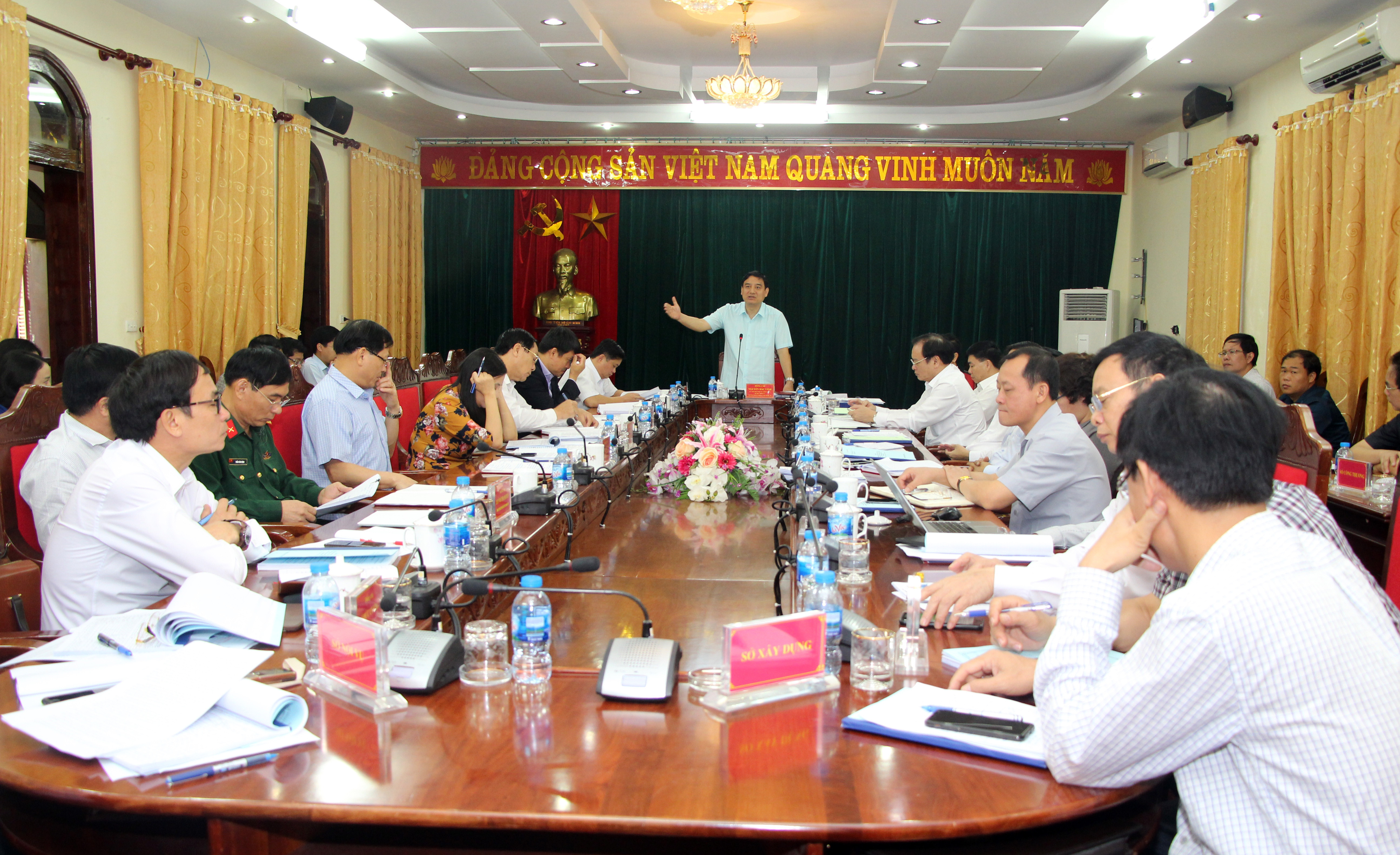 Bí thư Tỉnh ủy Nguyễn Đắc Vinh chủ trì phiên họp. Ảnh: Đào Tuấn 