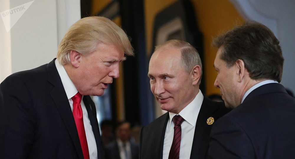 Tổng thống Nga Putin và Tổng thống Mỹ Trump trao đổi. Ảnh: Sputnik