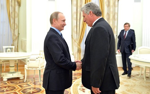 Tổng thống Nga hội đàm với Chủ tịch Cuba tại Điện Kremlin. (Ảnh: AP)