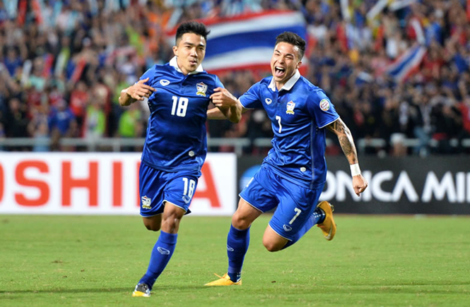 Chanathip Songkrasin (trái) là ngôi sao sáng giá của tuyển Thái Lan, nhưng vắng mặt ở AFF Cup. Ảnh: Internet
