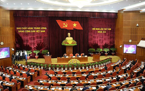 Tổng Bí thư Nguyễn Phú Trọng thay mặt Ban Chấp hành Trung ương Đảng khóa XII ký ban hành Quy định số 08 về trách nhiệm nêu gương