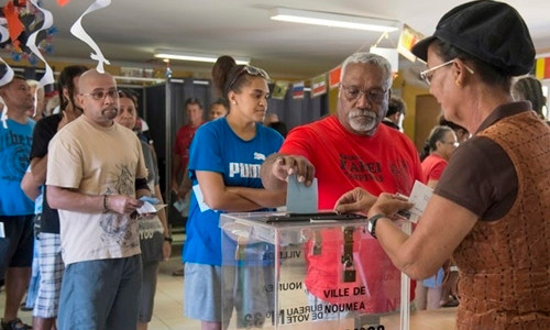 Người dân New Caledonia đi bỏ phiếu trong cuộc trưng cầu dân ý về việc tách khỏi Pháp ngày 4/11. Ảnh: AP.
