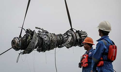 Nhân viên cơ quan tìm kiếm cứu nạn Indonesia trục vớt một turbine máy bay hôm 4/11. Ảnh: Reuters.