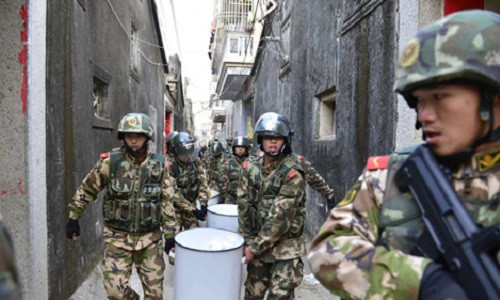Cảnh sát vũ trang Trung Quốc phá một đường dây ma túy ở Quảng Đông. Ảnh: SCMP.