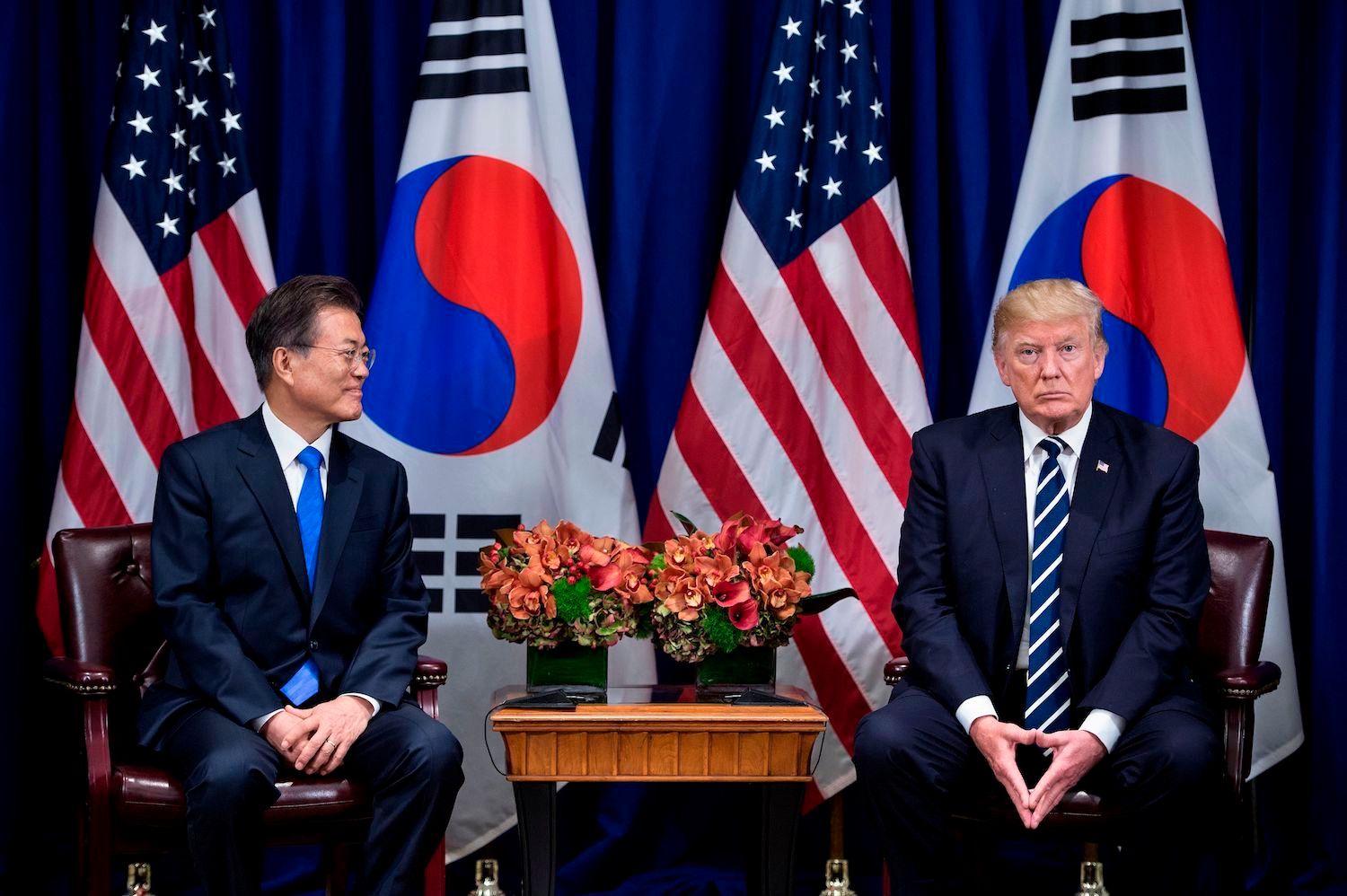 Tổng thống Hàn Quốc Moon Jae-in và người đồng cấp Mỹ Donald Trump. Ảnh: AP