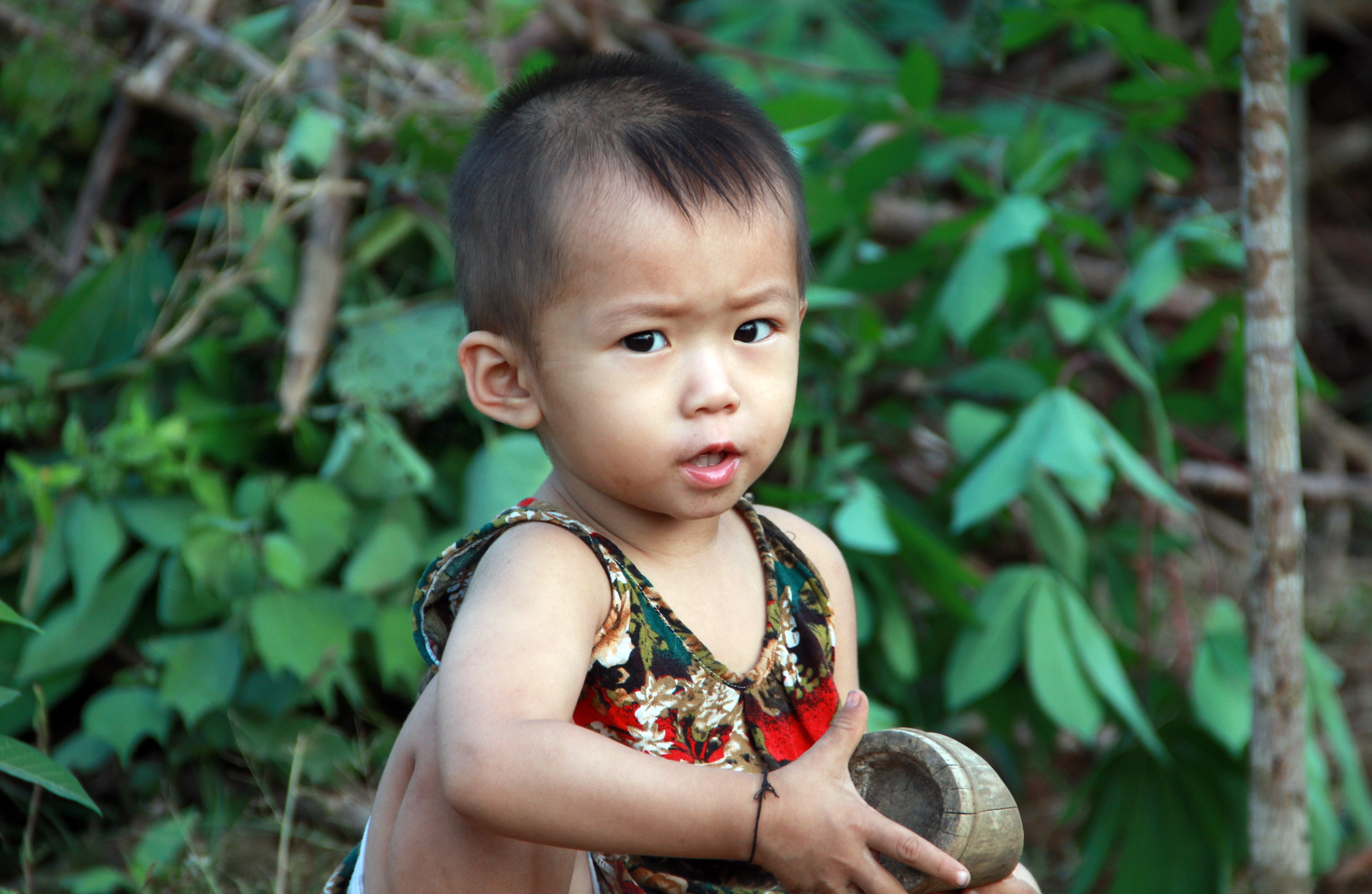 Bé Bảo Trâm, 2 tuổi, con gái chị tuất là thành viên nhỏ tuổi nhất trên những hòn đảo hoang.  Ảnh : Hồ Phương