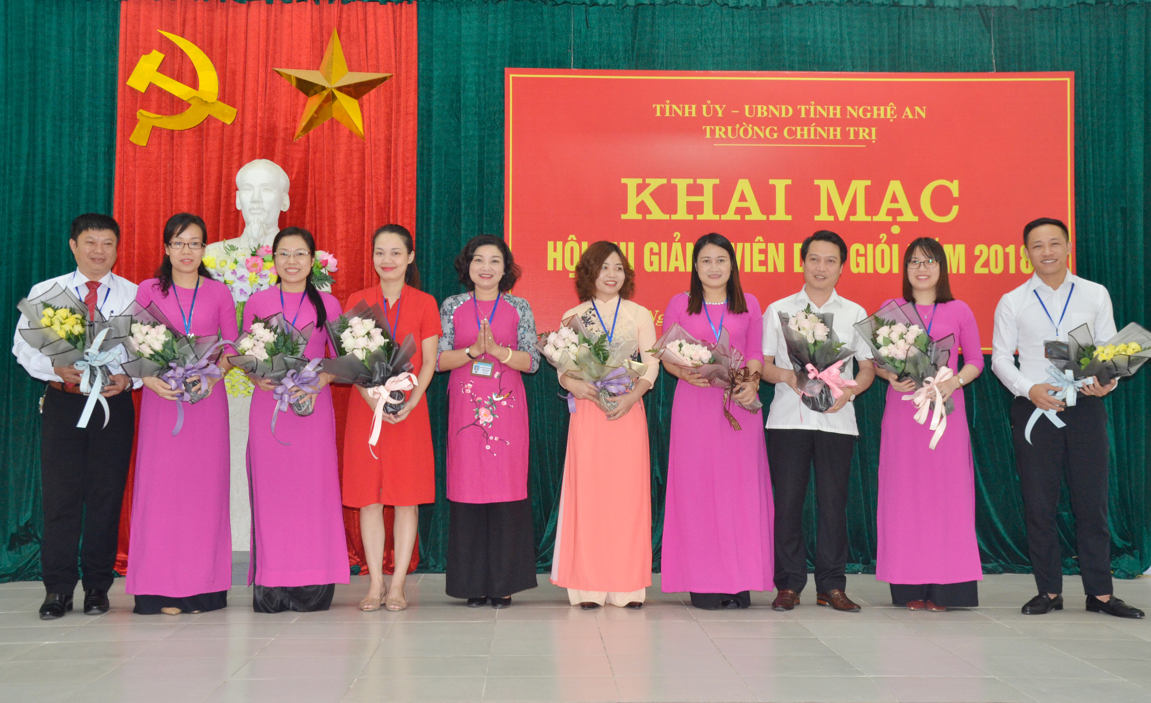 Lãnh đạo Trường Chính trị tặng hoa chúc mừng các thí sinh dự thi. Ảnh Thanh Lê