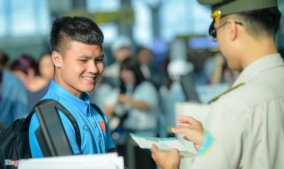 Các cầu thủ làm thủ tục lên máy bay khá nhanh gọn. Khi sang Lào, đội tuyển Việt Nam ở một khách sạn 5 sao có nhiều nhân viên là người Việt Nam. Ngày 8/11, đội sẽ đá trận mở màn AFF Cup 2018 và trở về Việt Nam vào ngày 9/11.