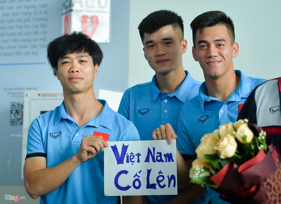 Công Phượng, Tiến Linh cầm một tấm banner để chụp ảnh kỷ niệm. Sau đó, Công Phượng cầm theo qua cửa an ninh.