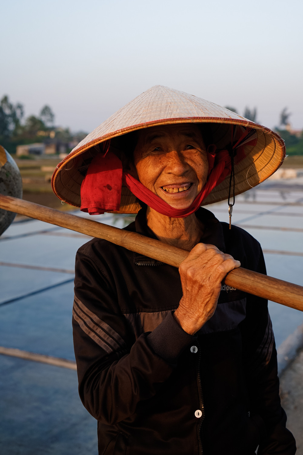 Bà Phan Thị Chinh sinh năm 1944, đã làm nghề muối từ năm 18 tuổi. Đến nay con cái đều đi tìm công việc khác, một mình bà vẫn gắn bó với nghề muối. Mỗi ngày bà Chinh làm được khoảng 3 yến muối mang lại thu nhập 45 nghìn/ngày. Ảnh: Le Thang