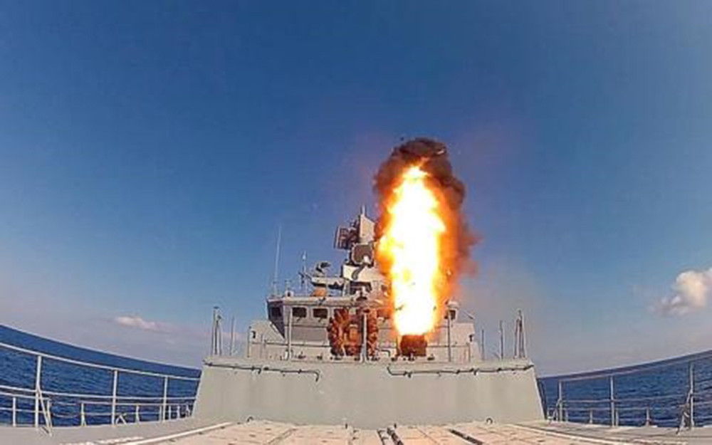 Đây là yếu tố Nga rất đặc thù phát triển vũ khí lục quân và sau đó ra mắt phiên bản hải quân giúp tiết kiệm chi phí sản xuất đạn cũng như bảo dưỡng lâu dài.