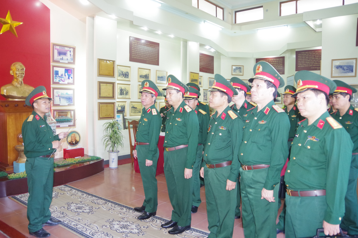 Đoàn công tác kiểm tra hoạt động phòng truyền thống Sư đoàn 324. Ảnh: Hồ Việt