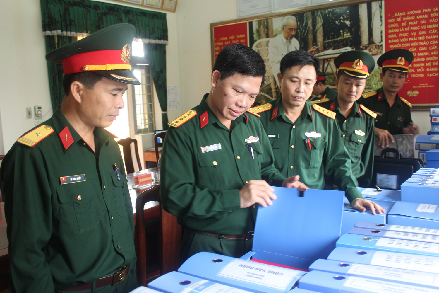 Đoàn công tác kiểm tra hệ thống kế hoạch sổ sách hoạt động CTĐ, CTCT tại Phòng Chính trị Sư đoàn 324. Ảnh: Hồ Việt