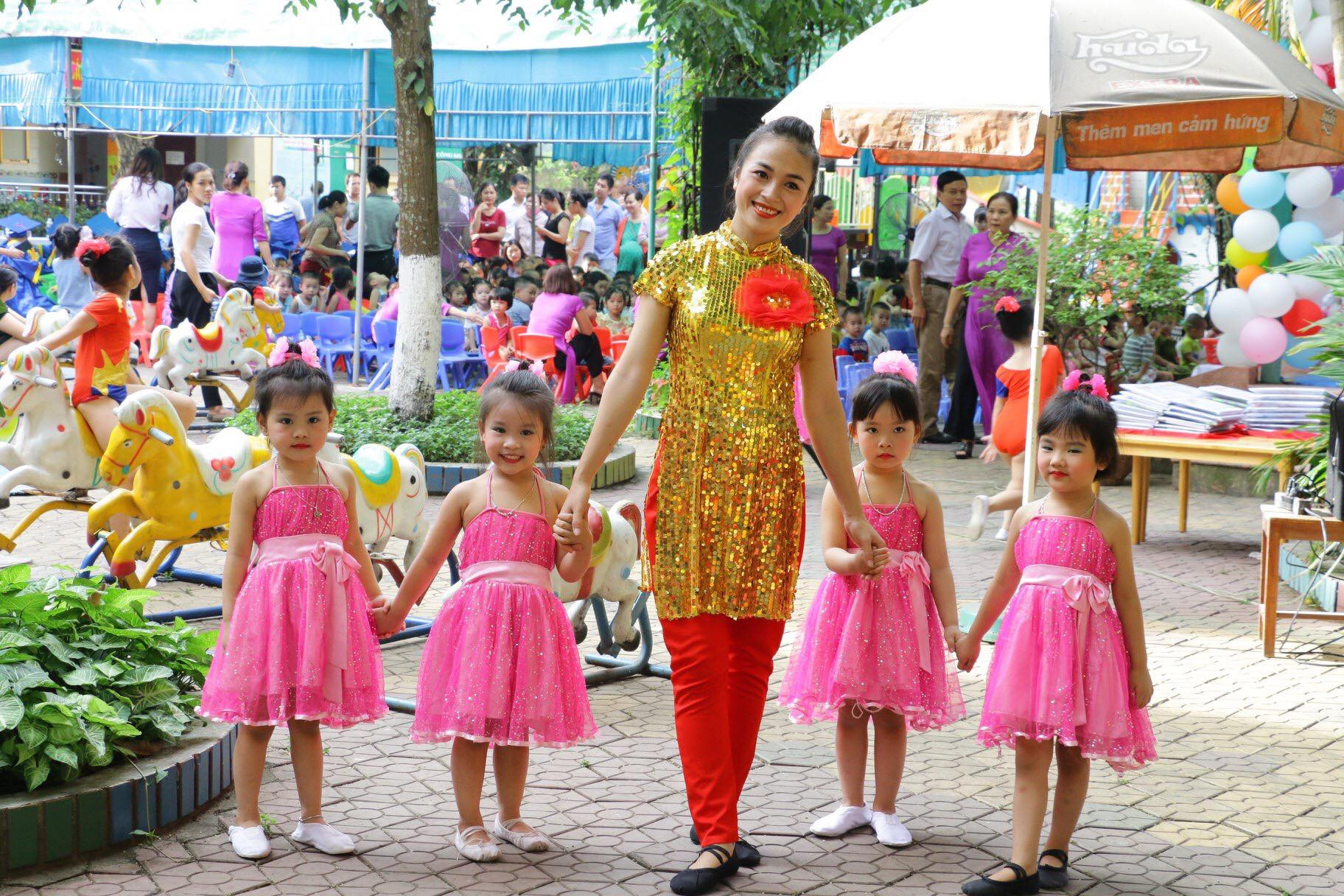 Niềm vui của cô giáo và học sinh Trường mầm non Bình Minh trong ngày truyền thống của ngành. Ảnh: Mỹ Hà
