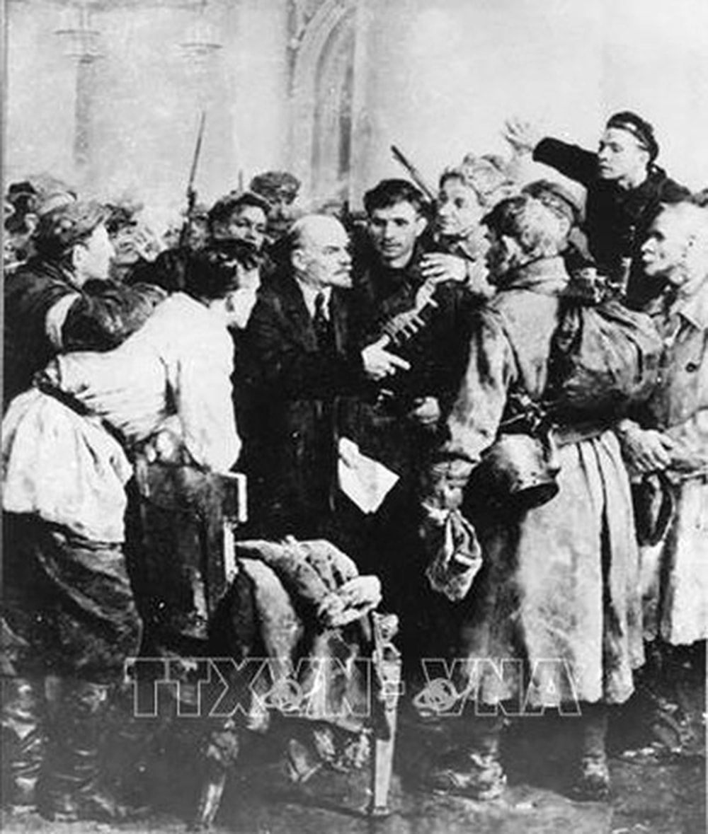 V.I.Lenin với các chiến sỹ cách mạng trong Cung điện Smolny chiều 6/11/1917, trực tiếp lãnh đạo cuộc khởi nghĩa. Ảnh tư liệu: TTXVN