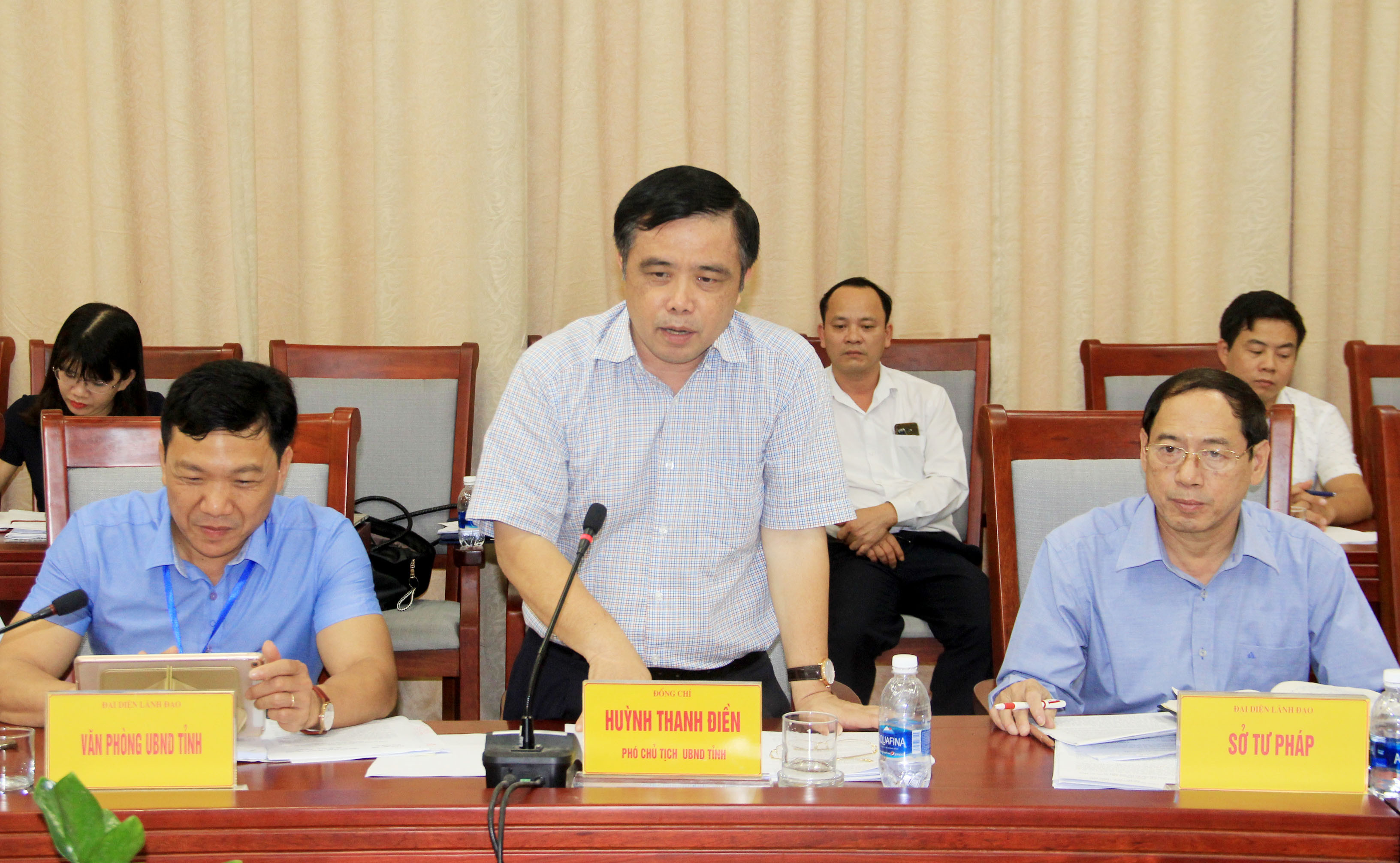 Đồng chí Huỳnh Thanh Điền - Phó Chủ tịch UBND tỉnh trao đổi thêm những nội dung mà đoàn yêu cầu. Ảnh: Phạm Bằng