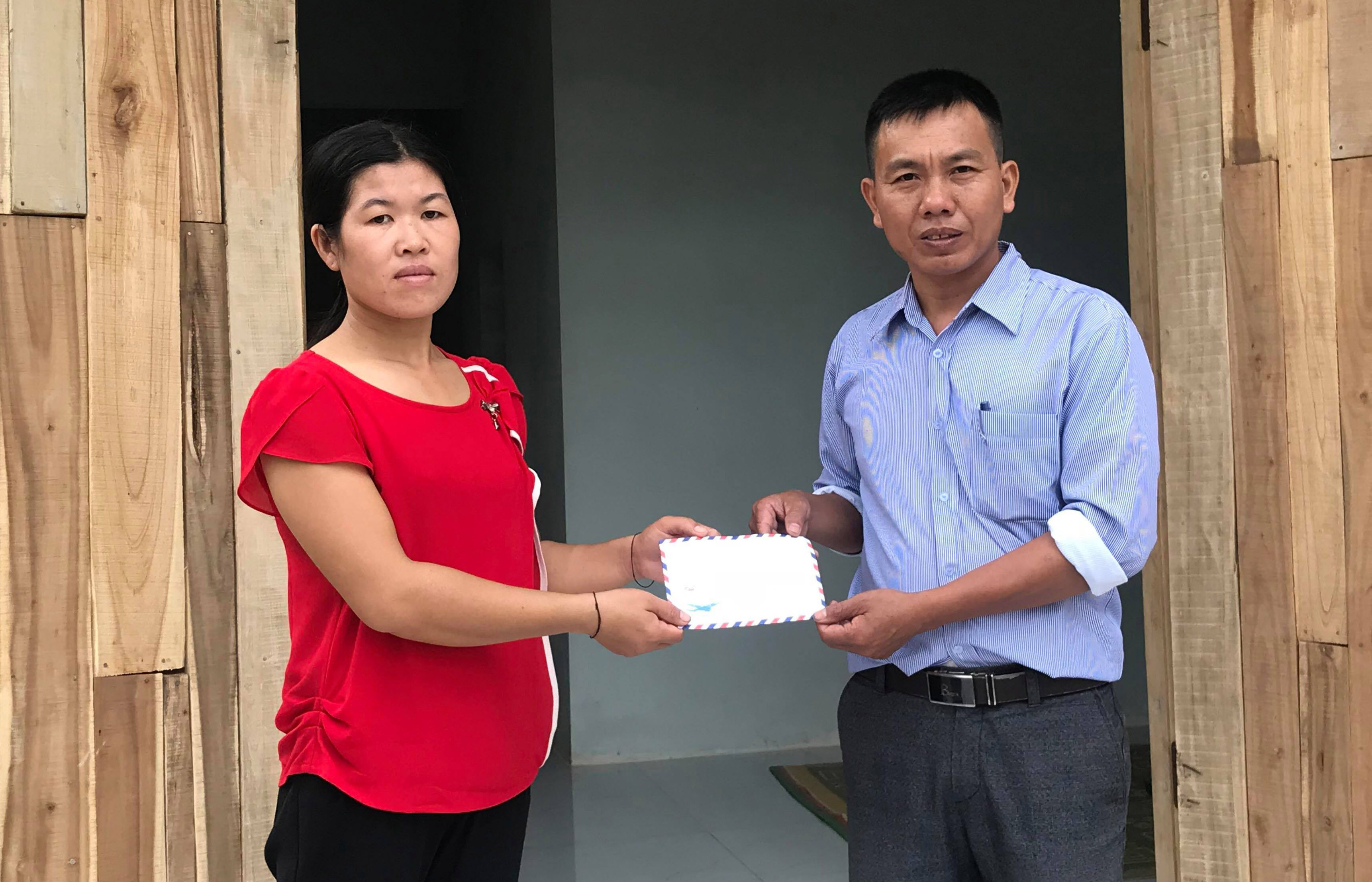 Trao tiền hộ trợ cho gia đình chị Lê Thị Ngân ở xóm 4 xã Nghĩa Thịnh
