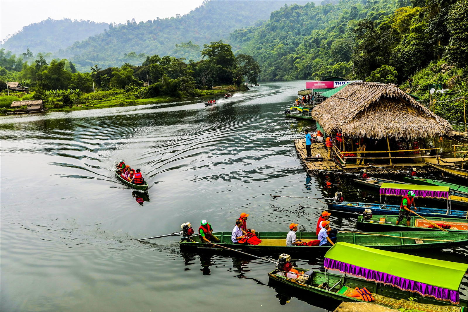 Du thuyền thưởng ngoạn sông Giăng