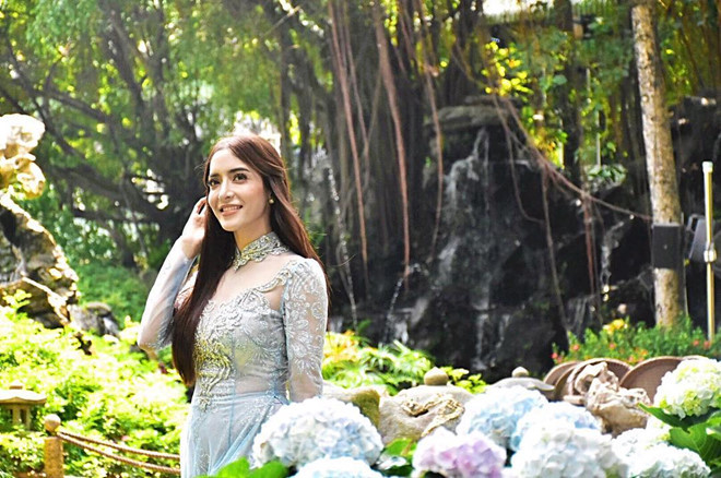 Nữ diễn viên Savika Chaiyadej, thường gọi là Pinky Savika, vừa đến Việt Nam trong vài ngày qua. Nhân dịp này, cô diện áo dài Việt Nam thực hiện một bộ ảnh và đăng trên trang Instagram cá nhân.