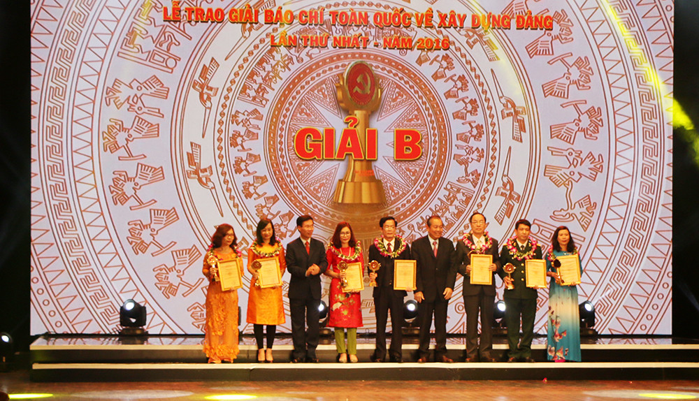 Phóng viên Báo Nghệ An đạt giải B Giải Búa liềm vàng năm 2016.