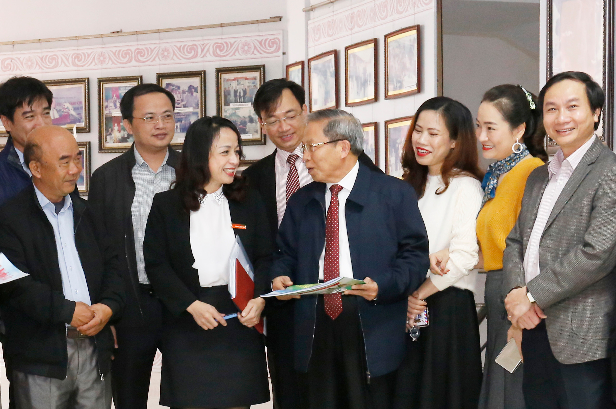 Tổng Biên tập Báo Nghệ An Phạm Thị Hồng Toan trao đổi với các cộng tác viên.