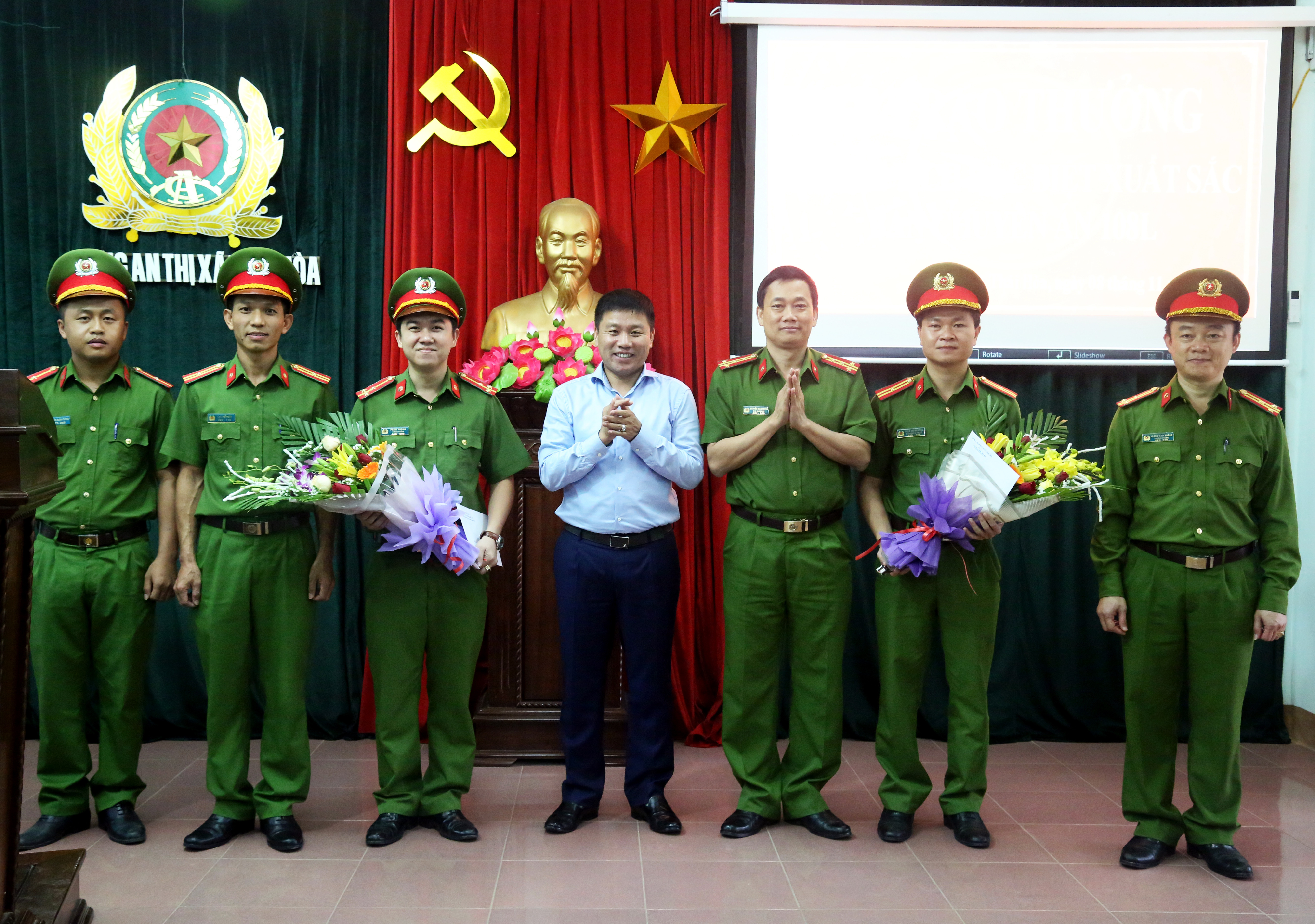 Lãnh đạo Công an tỉnh và lãnh đạo thị xã Thái Hòa trao thưởng cho ban chuyên án. Ảnh: Xuân Bắc