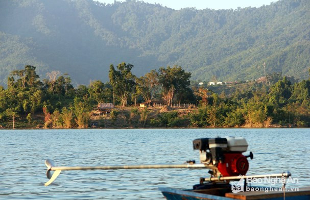 Hồ thủy điện Hủa Na thuộc 2 xã Đồng Văn và Thông Thụ của huyện Quế Phong, Nghệ An. Ảnh tư liệu