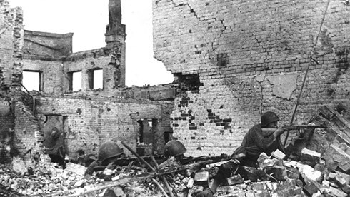 Bộ binh Liên Xô bám trụ trong đống đổ nát của Stalingrad (ảnh: ww2today.com)