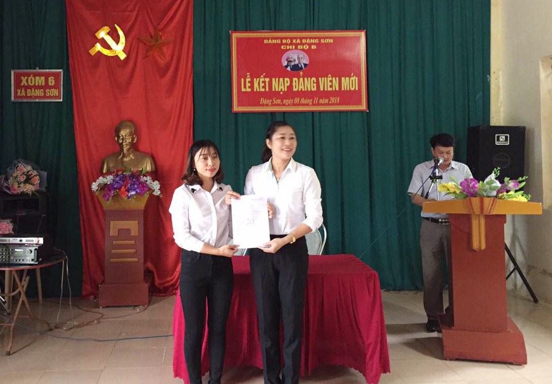 Trao Quyết định kết nạp Đảng viên cho đồng chí Trần Thị Ngọc Anh. Ảnh Lê Thanh