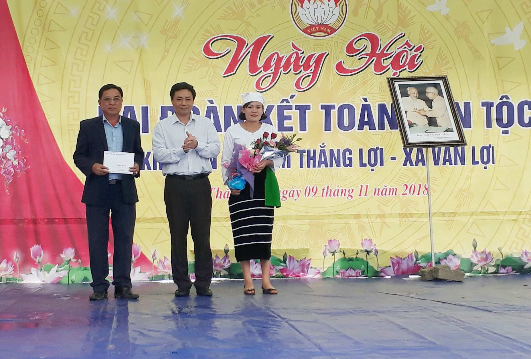 Đồng chí Hồ Lê Ngọc trao trao số tiền 50 triệu đồng từ nguồn quỹ vì người nghèo của huyện cho gia đình anh Đậu Văn Đấu làm nhà đại đoàn kết. Ảnh: Thu Hường