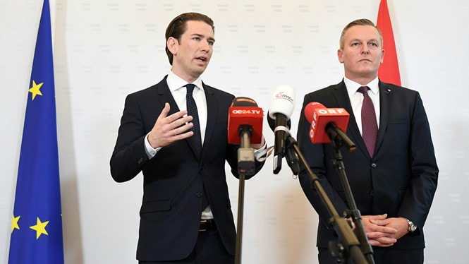 Thủ tướng Sebastian Kurz và Bộ trưởng Quốc phòng Mario Kunasek trả lời họp báo về vụ điều tra /// AFP