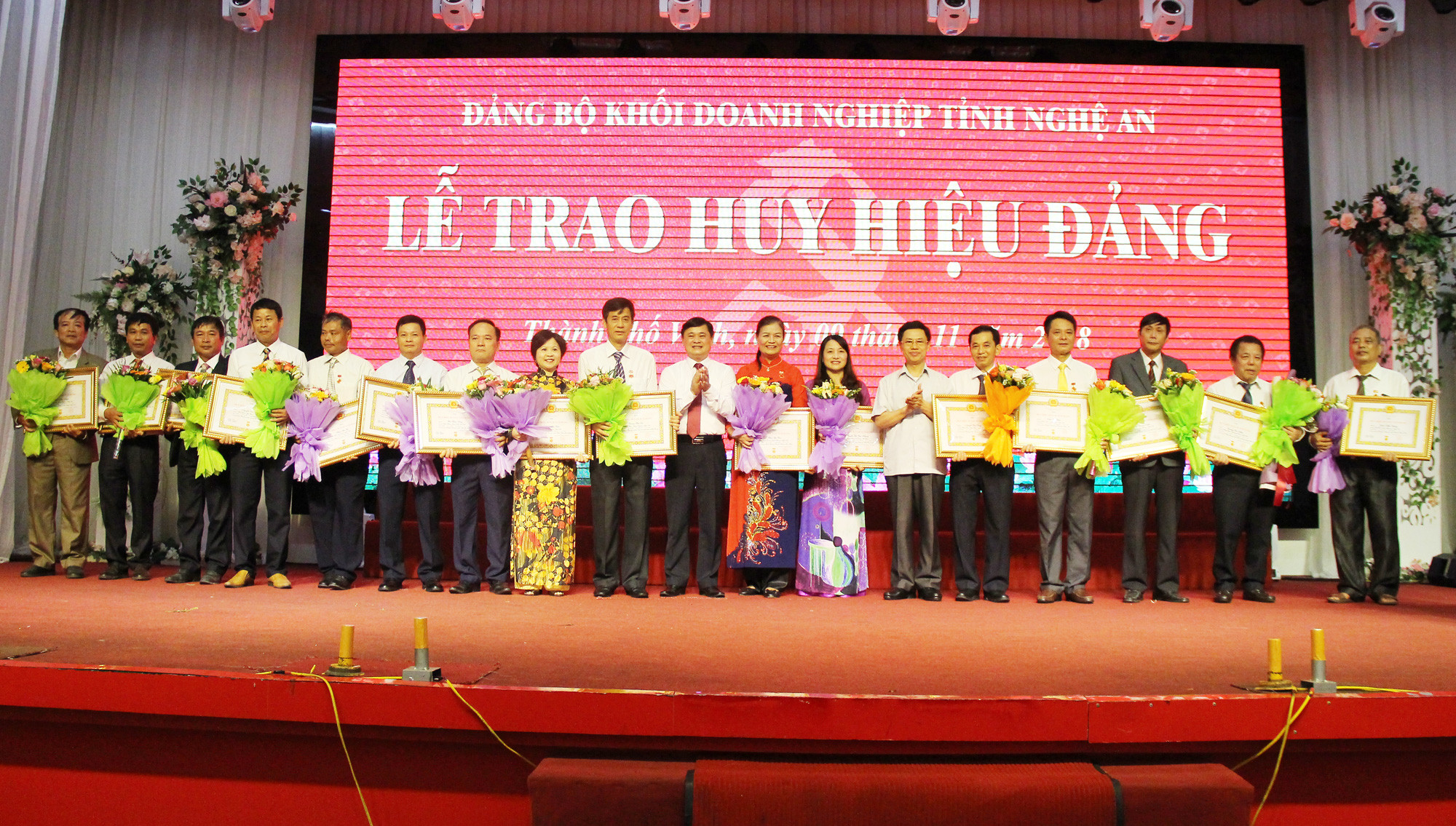 Các đồng chí Nguyễn Xuân Sơn và Thái Thanh Quý trao tặng Huy hiệu 30 và 40 năm tuổ Đảng cho 16 đảng viên trong Đảng bộ Khối Doanh nghiệp tỉnh. Ảnh: Mai Hoa
