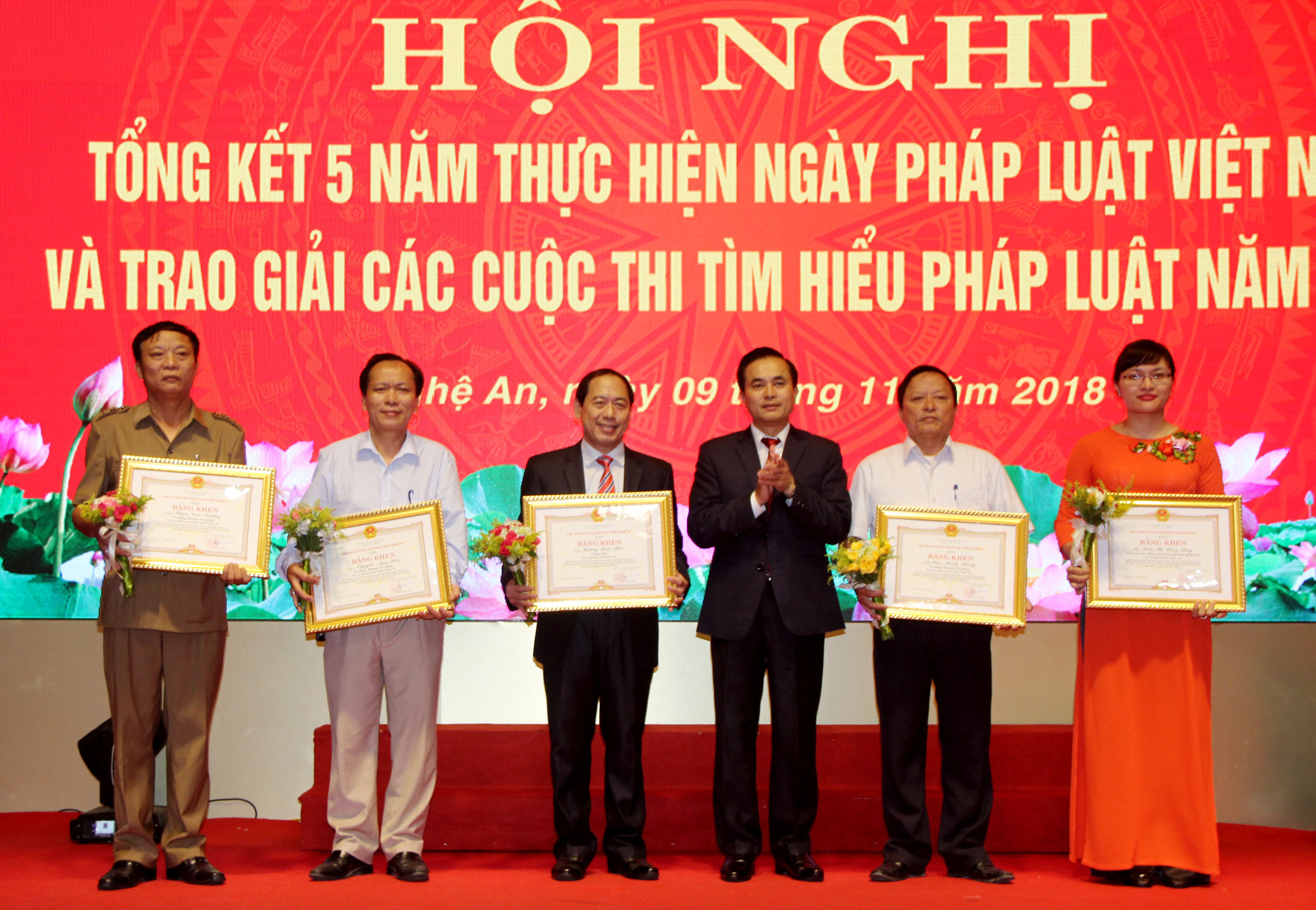 Đồng chí Lê Ngọc Hoa trao Bằng khen của UBND tỉnh cho 5 cá nhân có thành tích trong 5 năm tổ chức Ngày Pháp luật Việt Nam. Ảnh: Phạm Bằng