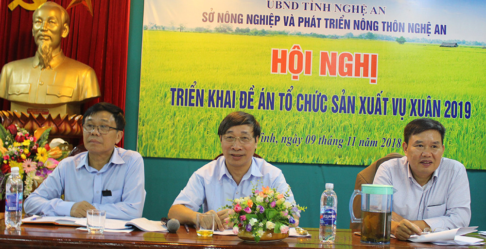 Các đồng chí lãnh đạo ngành nông nghiệp chủ trì hội nghị. Ảnh: Phú Hương