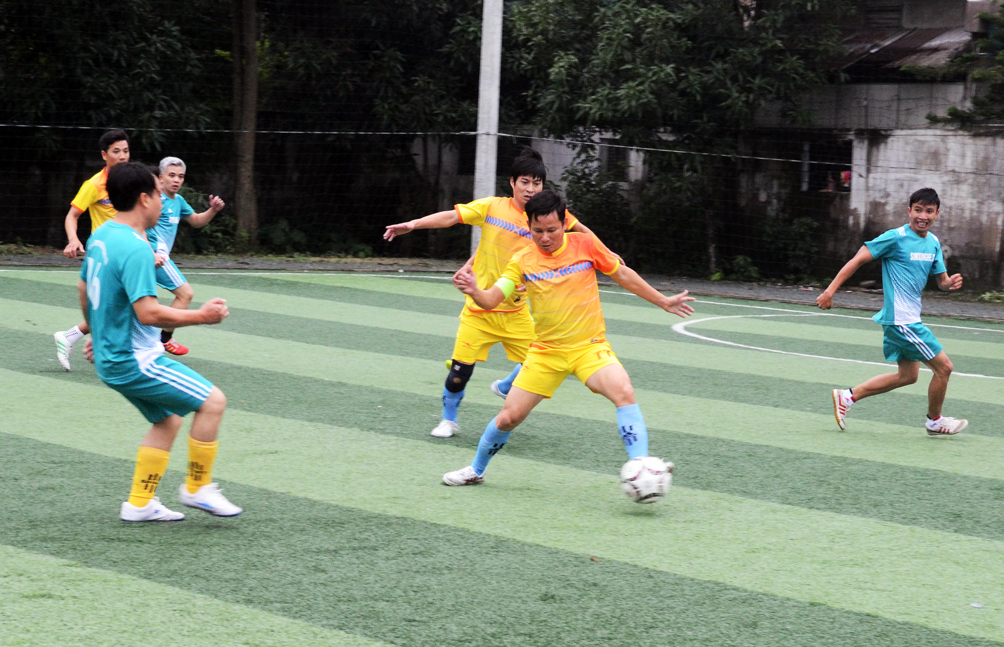 Hai đội bóng đá nam Trường THPT Diễn Châu 4 và Trường THPT Nguyễn Trường Tộ tranh tài trong trận khai mạc vòng chung kết. Ảnh: Thành Chung